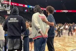 打个卡2米16莱夫利踮起脚和2米26张子宇合影~